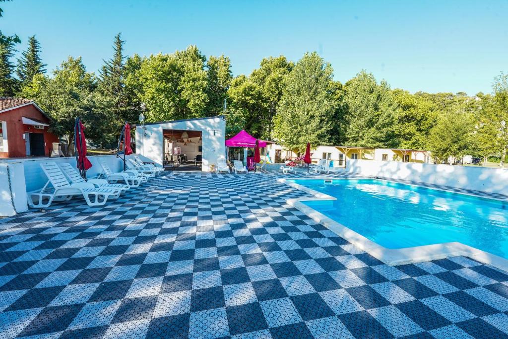 Πισίνα στο ή κοντά στο Donji Karin Silesia Camp
