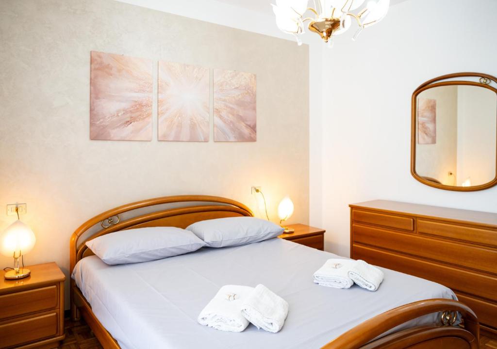 a bedroom with a bed with two towels on it at Chill & View BGY 20 min 