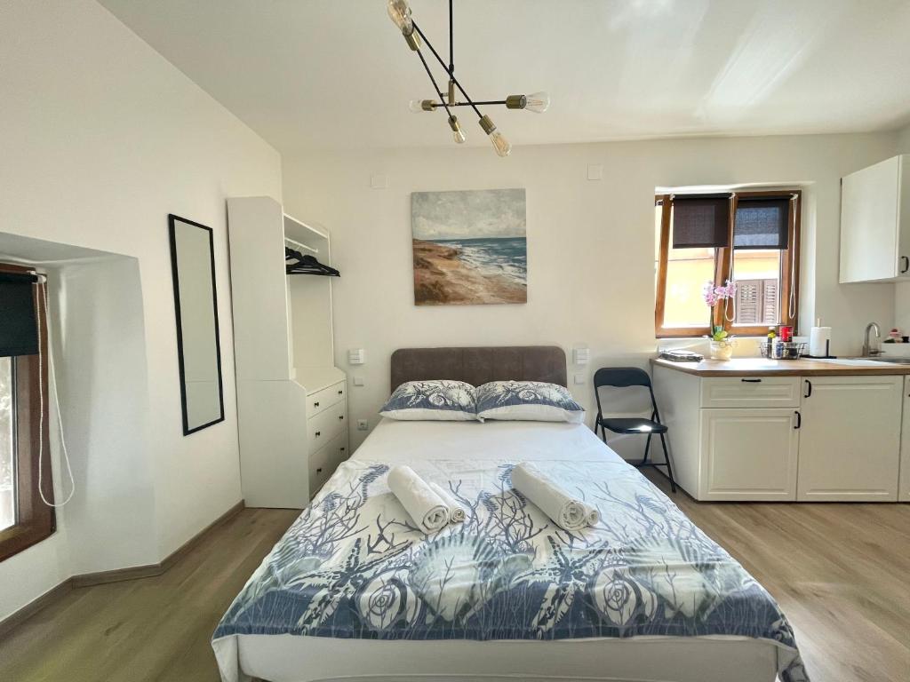 Ένα ή περισσότερα κρεβάτια σε δωμάτιο στο Studio Marin in front of the highest bell tower in Istria