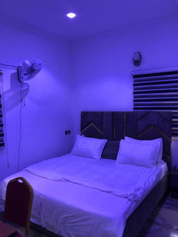 Rúm í herbergi á Royal Suite