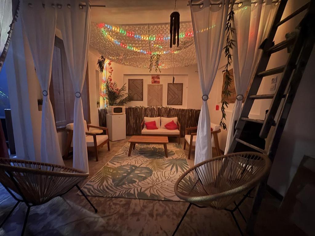 salon z białymi zasłonami i kanapą w obiekcie Villa Kiara Hébergements w mieście Cusset