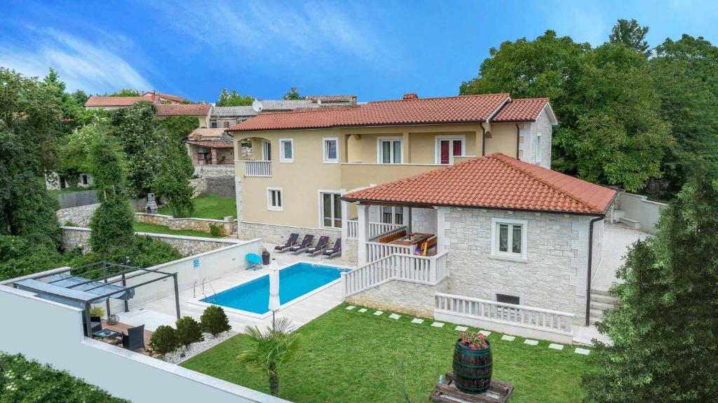 Bazén v ubytování Villa mit eingezäuntem Garten und Panoramablick nebo v jeho okolí