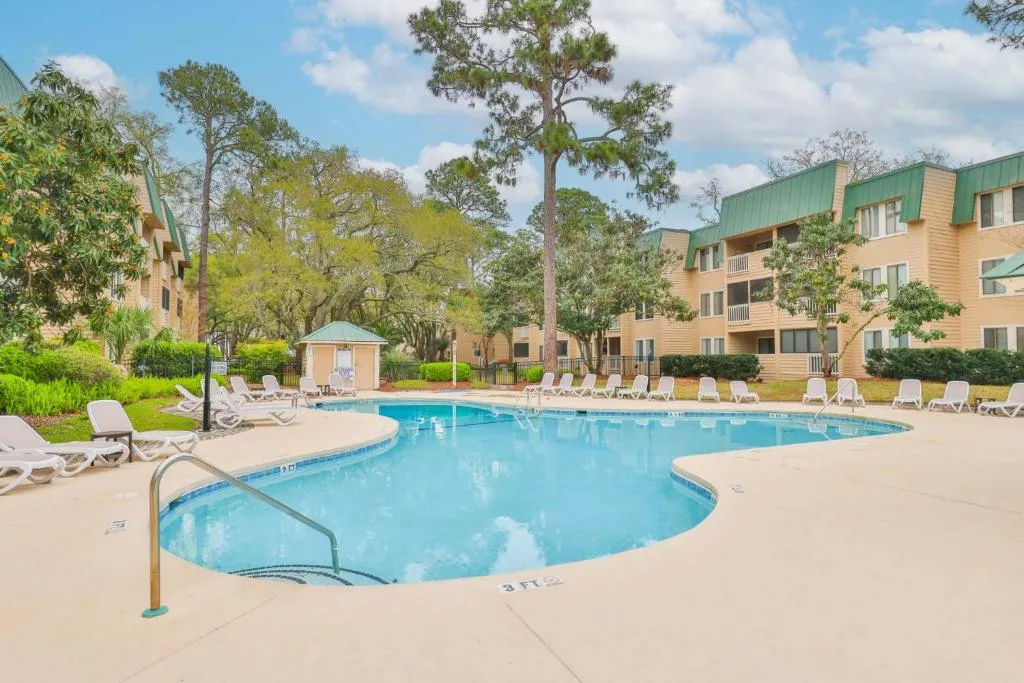 Beach Haven 1BR Steps to Ocean w Pool & Grill