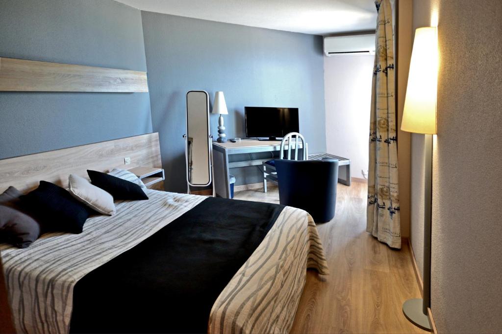TV a/nebo společenská místnost v ubytování Logis Hotel Solhotel