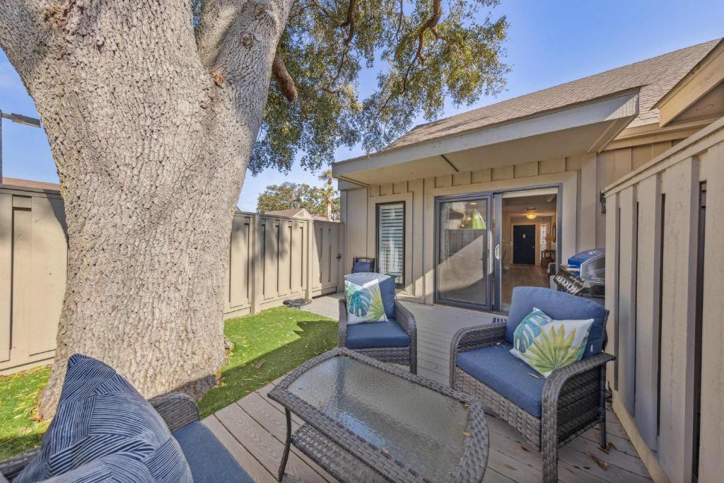 Χώρος καθιστικού στο Condo for 6 with Resort Amenities & Walk to Beach