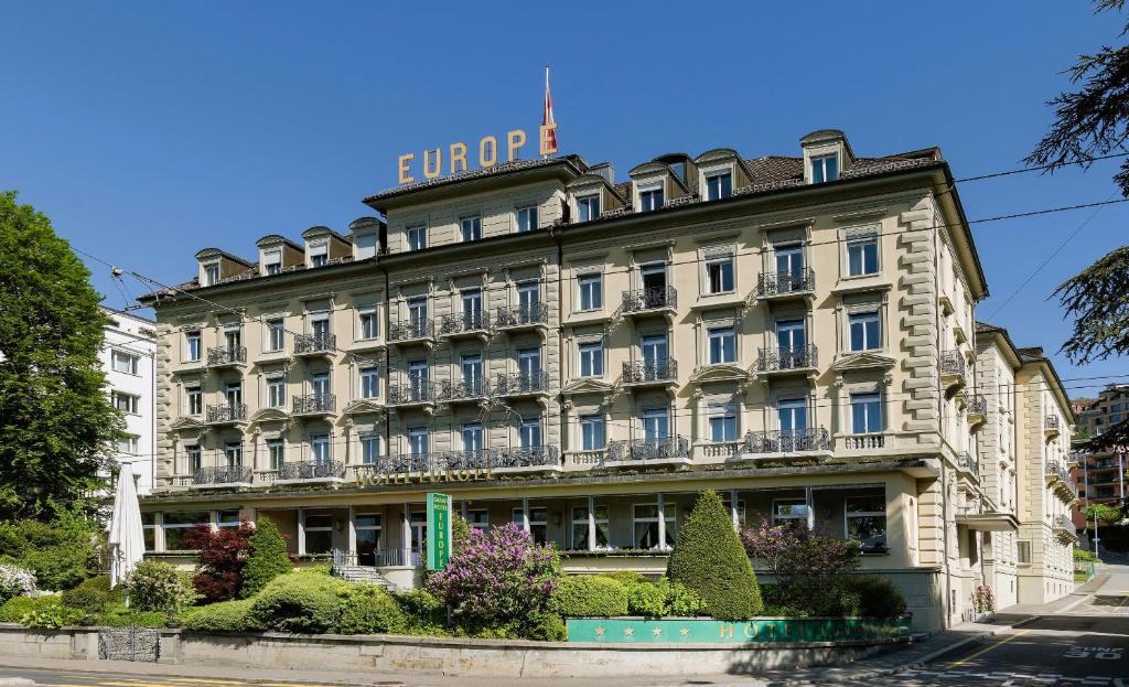 Un edificio con un cartel encima en Grand Hotel Europe, en Lucerna
