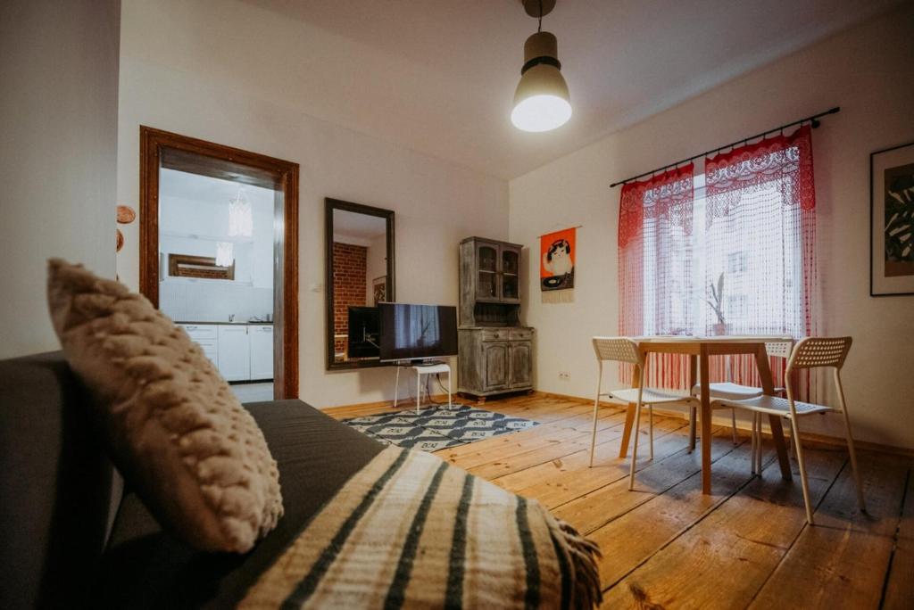 un salon avec un canapé et une table dans l'établissement Off Piotrkowska Spot, à Łódź