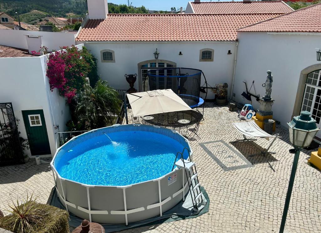 un grand jacuzzi sur une terrasse devant une maison dans l'établissement Traditional Portuguese Village House - Casa Martins no 52, à Freiria