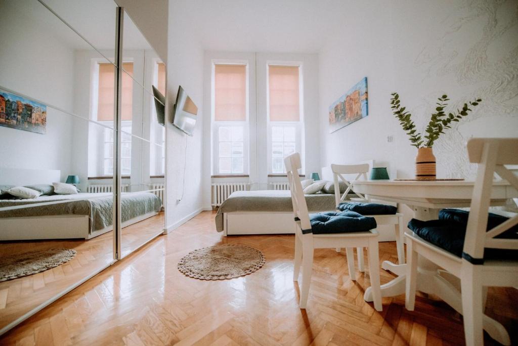 Χώρος καθιστικού στο Photo and video Old factory view