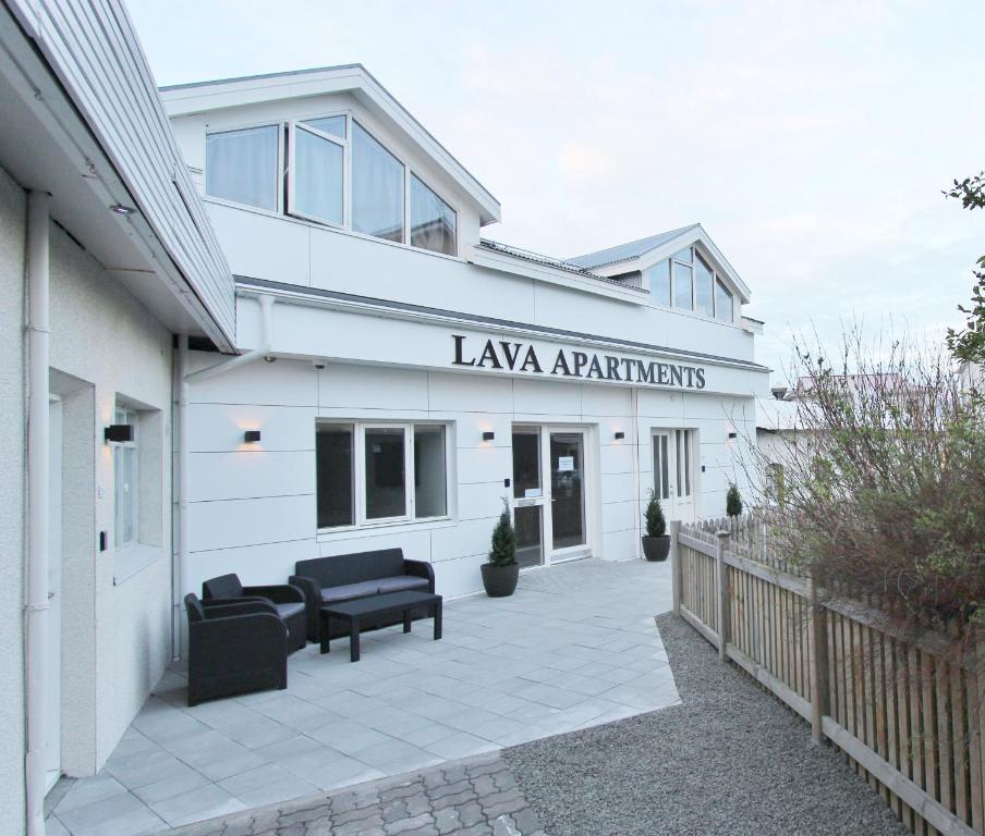 een wit gebouw met een bord met laaza appartementen bij Lava Apartments & Rooms in Akureyri