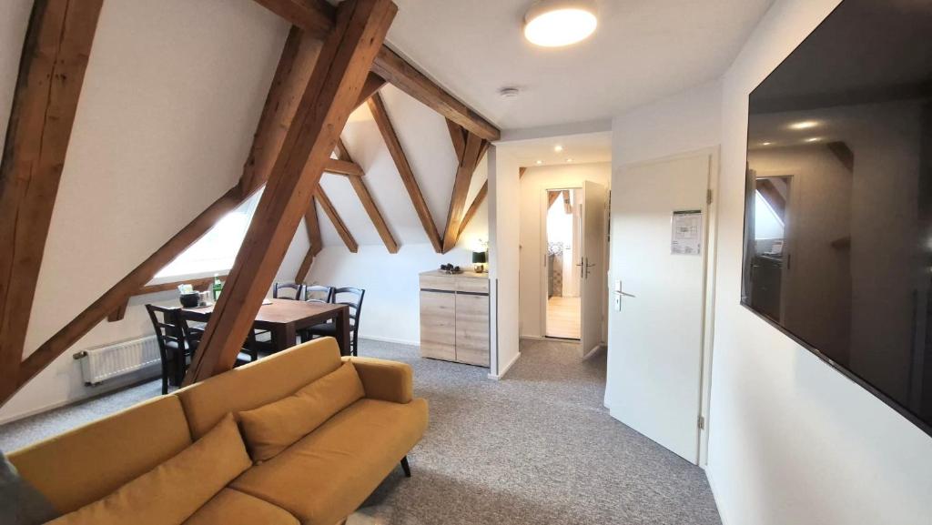 un soggiorno con divano e cucina di Harzlodge Hilly a Braunlage