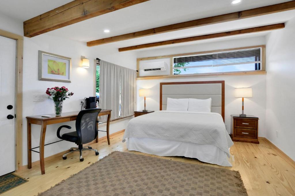 ein Schlafzimmer mit einem Bett, einem Schreibtisch und einem Computer in der Unterkunft Overlook Hotel in Saugerties