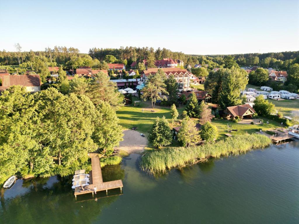 eine Luftaufnahme einer kleinen Insel im Wasser in der Unterkunft Złota Łania Wiartel - Butikowe SPA, Luksusowe Pokoje i Apartamenty in Wiartel