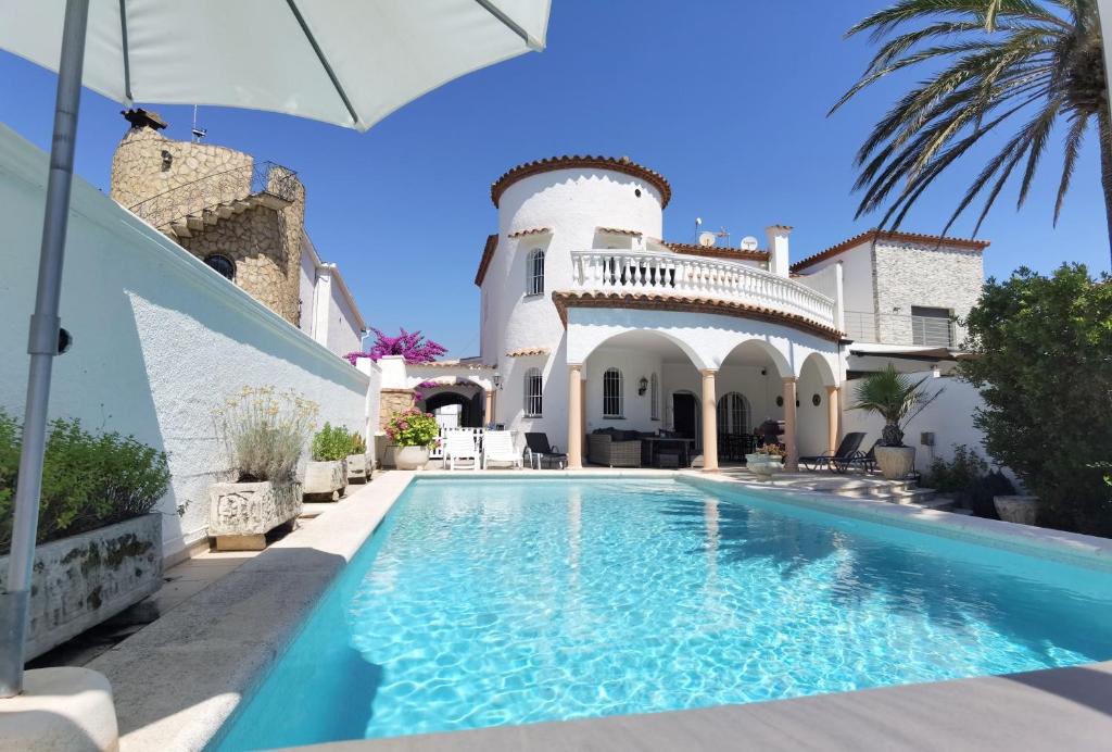 Πισίνα στο ή κοντά στο LEON INMO Villa Carla - 12209