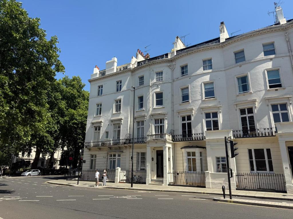 ロンドンにあるCentral London Budget Roomsの通りの角にある大きな白い建物
