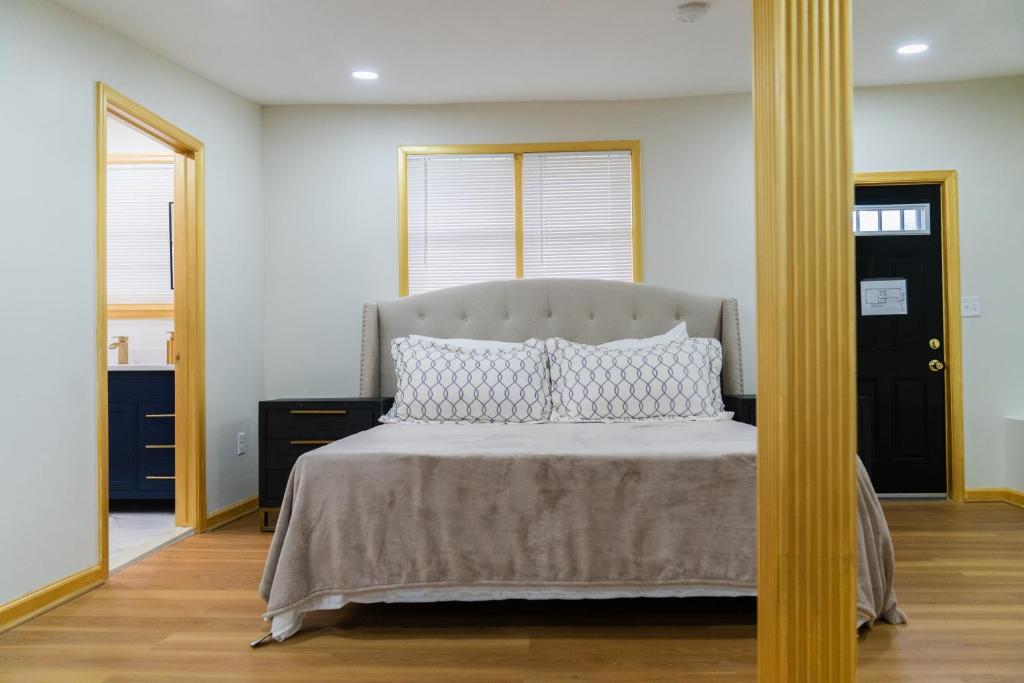 un dormitorio con una cama con dos almohadas. en The Legacy Villa, en Upper Marlboro