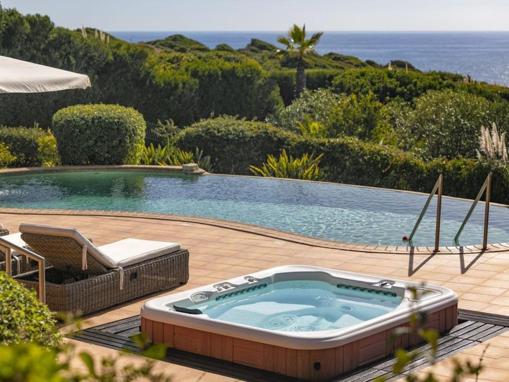 basen z wanną z hydromasażem na dziedzińcu w obiekcie Villa Vale De Lapa, Amazing Sea Views, Heated Swimming Pool, Jacuzzi, Ac - Stunning House w mieście Carvoeiro