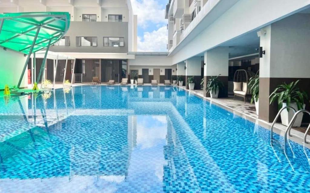 Kolam renang di atau dekat dengan MY Modest Condo with Balcony - BE Residences near IT Park Cebu
