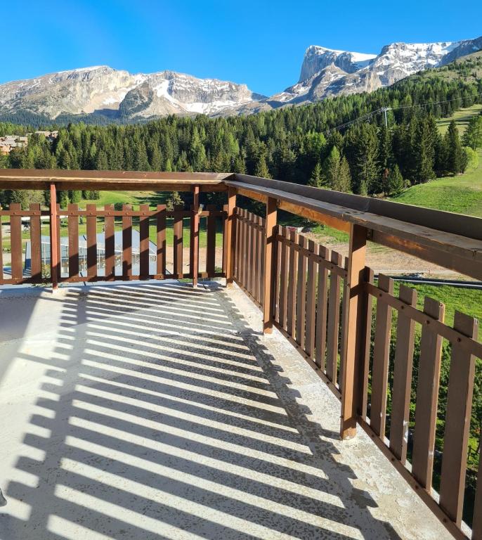 Elle comprend un balcon en bois offrant une vue sur les montagnes. dans l'établissement L' Éclat des Sommets, à Superdevoluy