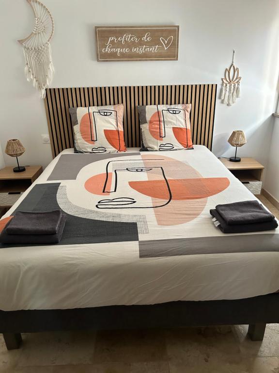 un lit avec une photo d'une femme sur le lit dans l'établissement Bord de mer, à Benerville-sur-Mer