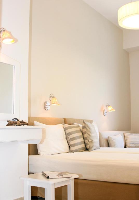 Postel nebo postele na pokoji v ubytování Paradissos Hotel