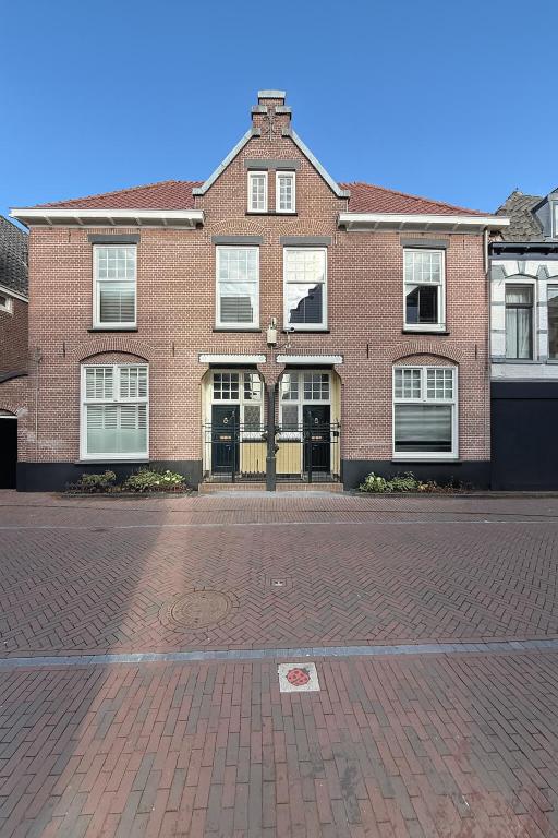 a brick building on a brick street at Stadslogement No 11-13 in Harderwijk