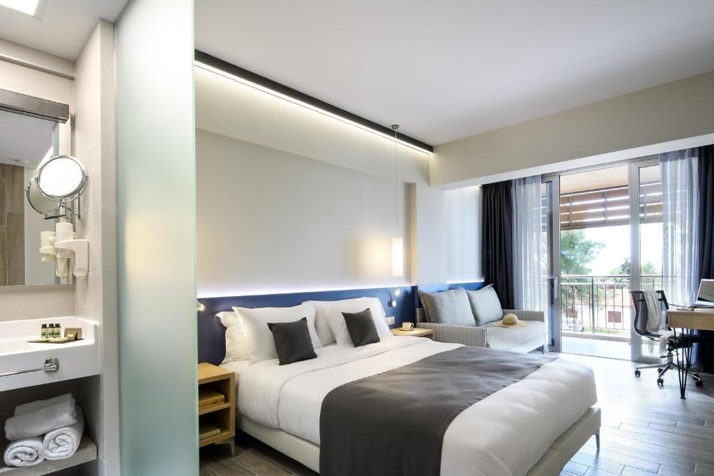 Postel nebo postele na pokoji v ubytování Blue Dolphin Hotel