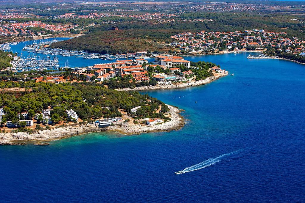 eine Luftaufnahme einer kleinen Insel im Wasser in der Unterkunft Verudela Villas in Pula