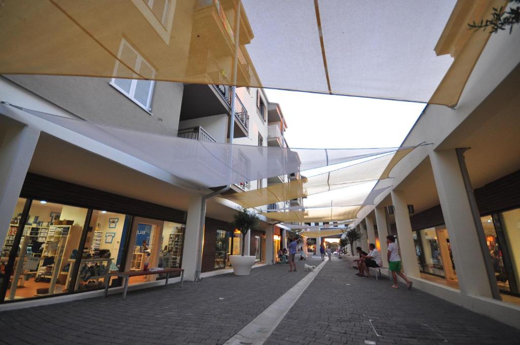 ein Einkaufszentrum mit Leuten, die eine Straße entlang laufen in der Unterkunft Verudela Villas in Pula