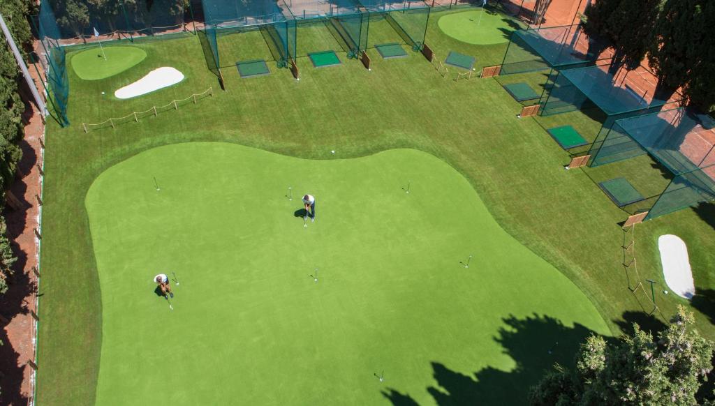 eine Draufsicht auf ein Putting Green mit zwei Personen darauf in der Unterkunft Verudela Villas in Pula