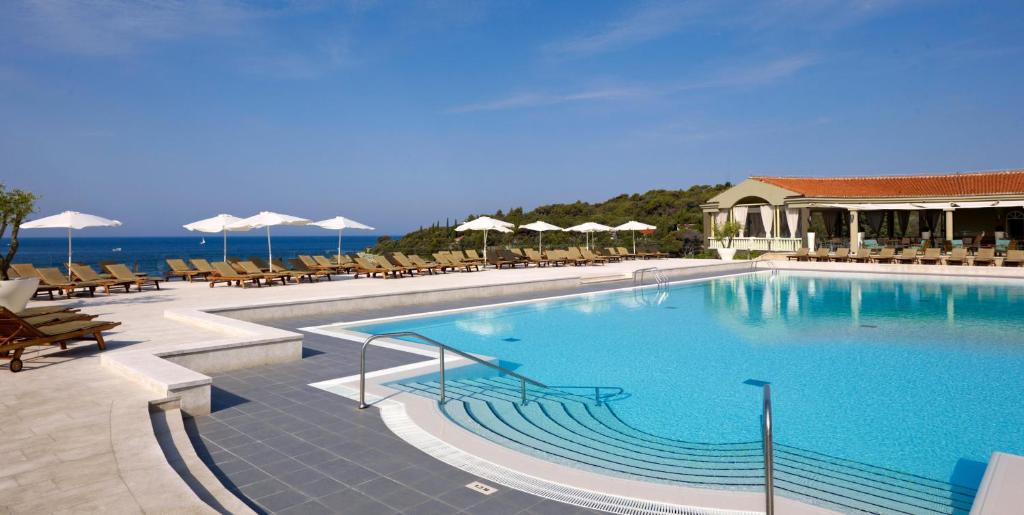Der Swimmingpool an oder in der Nähe von Verudela Villas