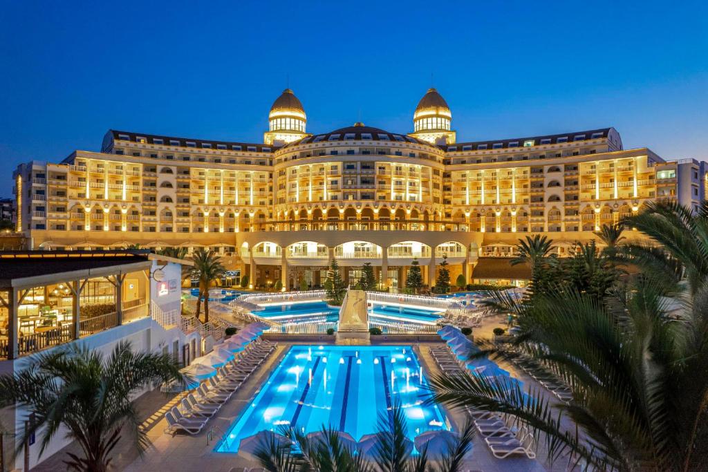 un hotel con piscina di fronte a un edificio di Sidemarin Kirman Premium - Ultra All Inclusive a Side