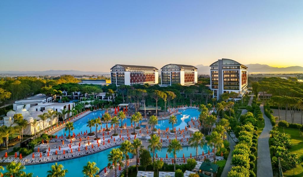 Una vista aérea de un complejo turístico con piscina. en Trendy Lara, en Lara