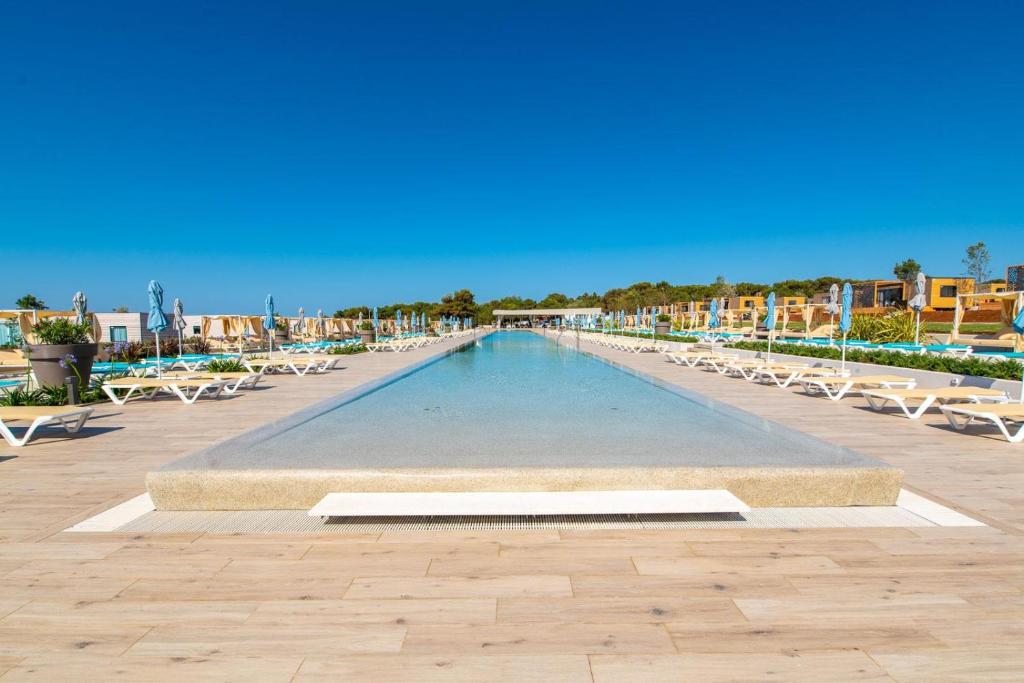Der Swimmingpool an oder in der Nähe von Arena Grand Kazela Camping Homes