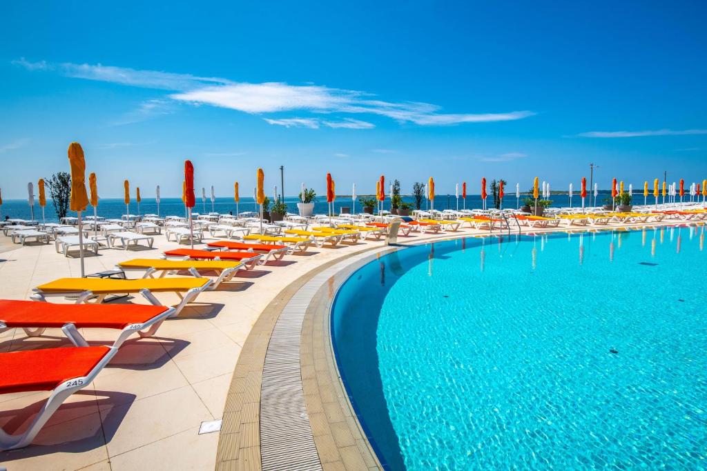 Der Swimmingpool an oder in der Nähe von Arena Grand Kazela Camping Homes