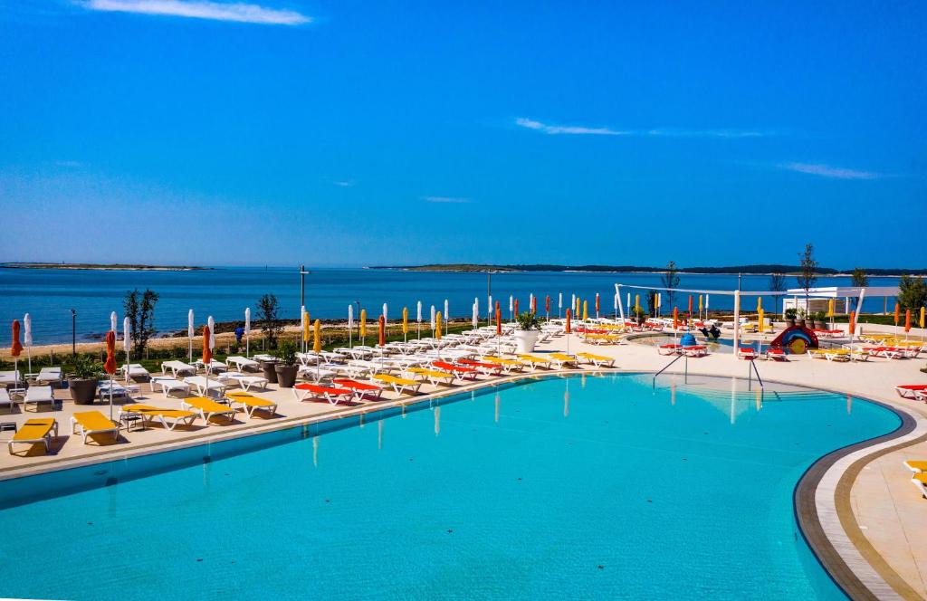 Der Swimmingpool an oder in der Nähe von Arena Grand Kazela Camping Homes