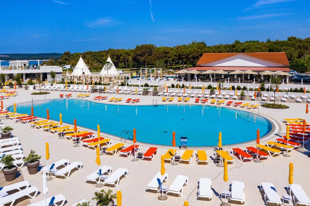 Der Swimmingpool an oder in der Nähe von Arena Grand Kazela Camping Homes