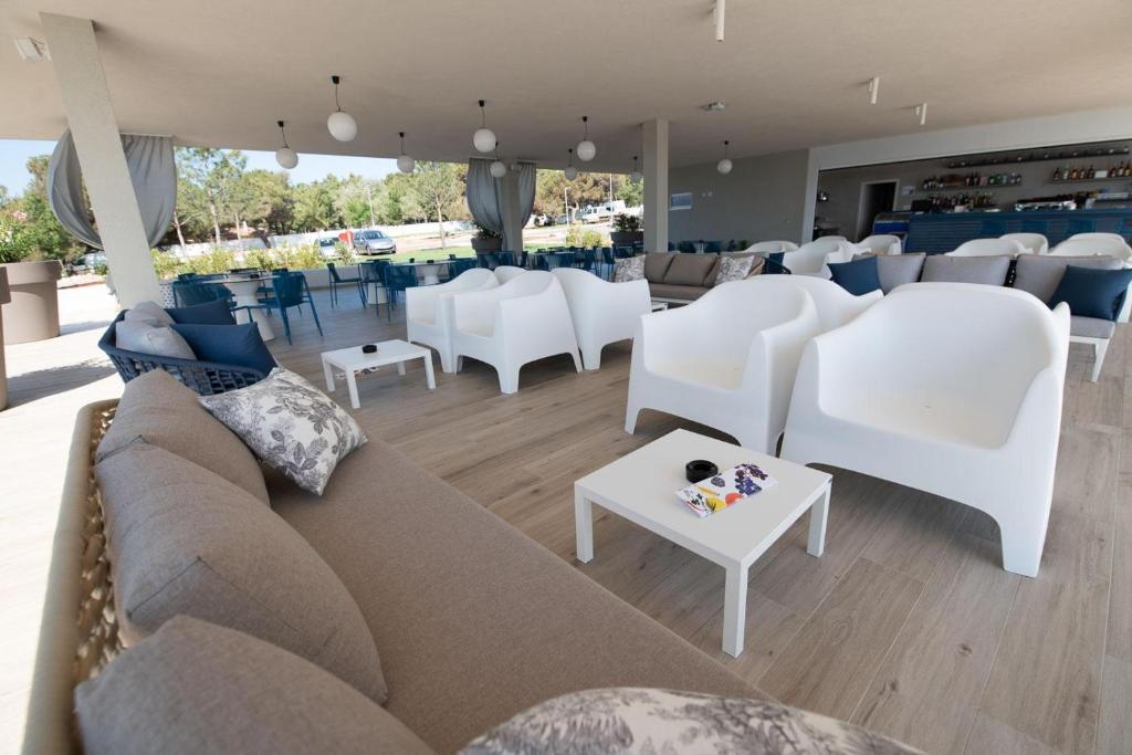 Ein Sitzbereich in der Unterkunft Arena Grand Kazela Camping Homes