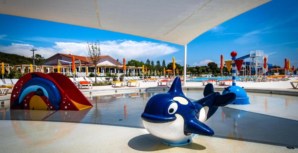 Der Swimmingpool an oder in der Nähe von Arena Grand Kazela Camping Homes
