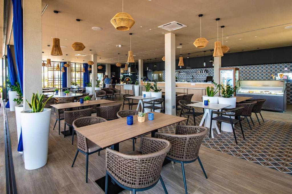 Ein Restaurant oder anderes Speiselokal in der Unterkunft Arena Grand Kazela Camping Homes 