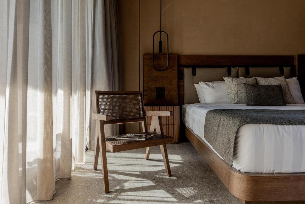 Cama ou camas em um quarto em Pnoe Breathing Life - Adults Only