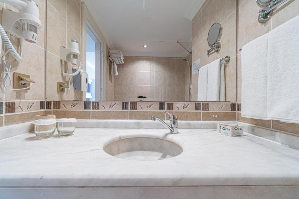 Q Ella Beach Hotel - 6