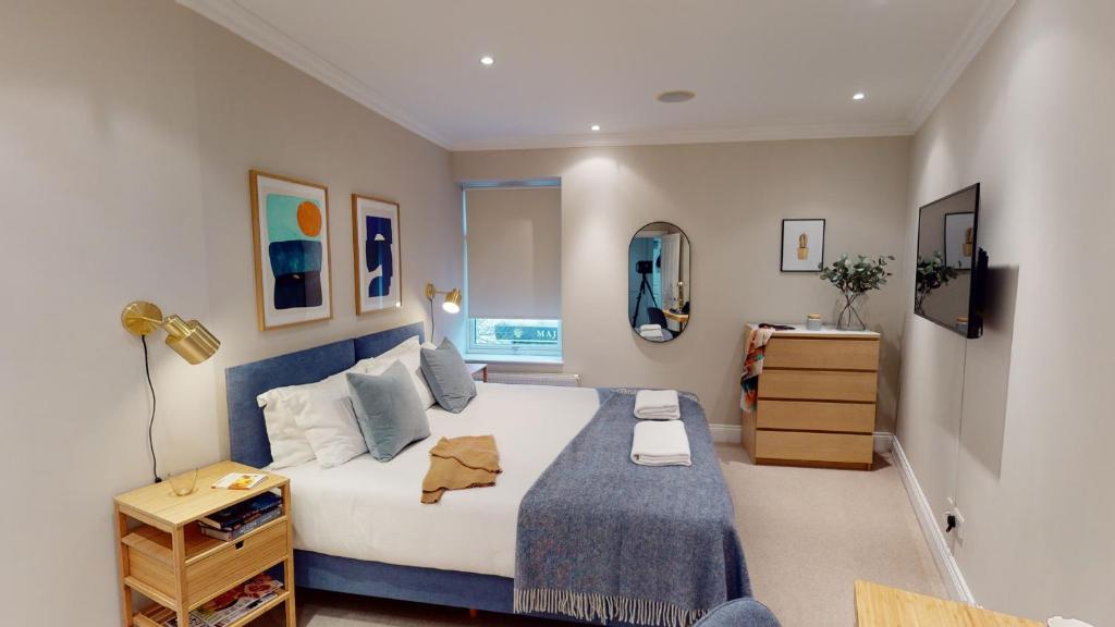 Postel nebo postele na pokoji v ubytování Madison Hill - White Hill House 3 - 1 bedroom flat