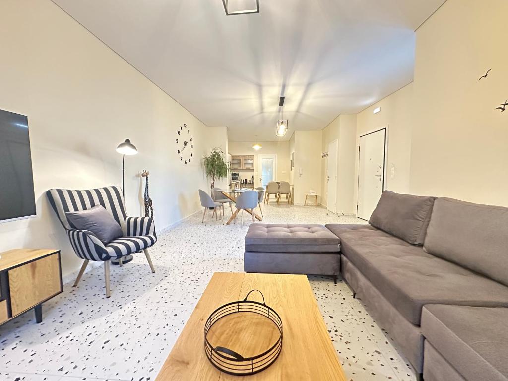 Paloma Lux Retreat-15' to Central Athens