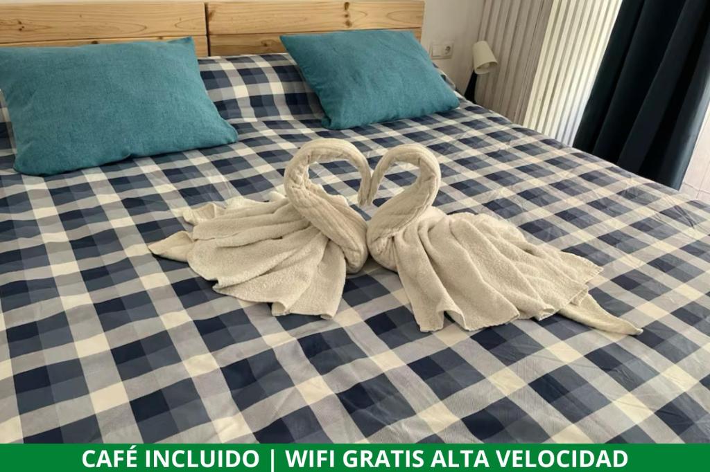 Posteľ alebo postele v izbe v ubytovaní Alzira bonita Apartamento D junto a Plaza Mayor, Santa Catalina