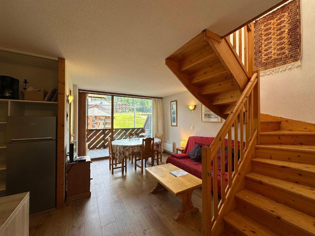 un salon avec un escalier et une salle à manger dans l'établissement Duplex 2 étoiles aux pieds des pistes avec balcon, parking et équipement complet - FR-1-642-19, à Morillon