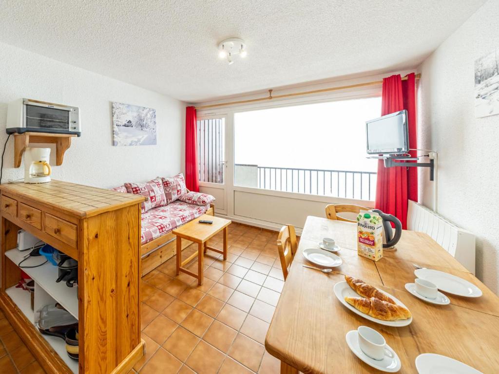 un salon avec une table et une salle à manger dans l'établissement T1 pour 5 pers avec balcon, lave-vaisselle et TV - FR-1-807-6, à Saint-François-Longchamp