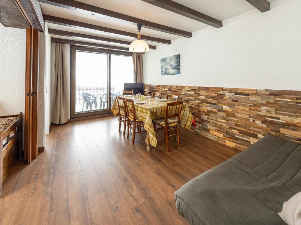 une salle à manger avec une table, des chaises et un canapé dans l'établissement Appartement 6 pers, skis aux pieds, Saint François Longchamp - FR-1-807-80, à Saint-François-Longchamp