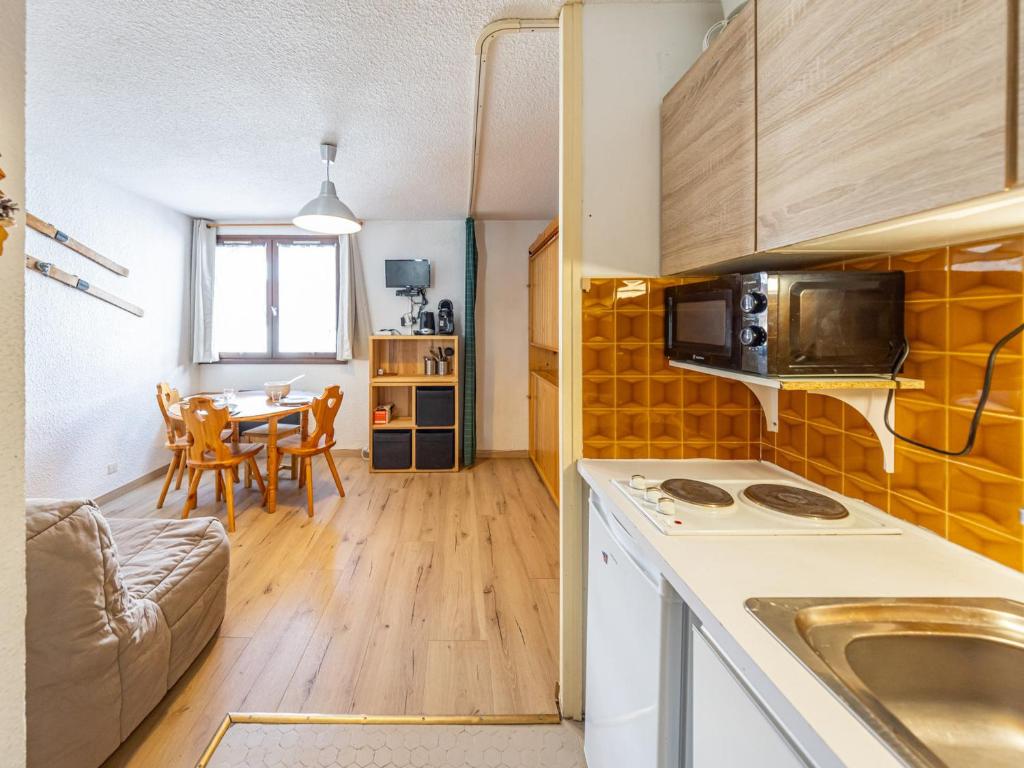 - une cuisine et une salle à manger avec une table et un canapé dans l'établissement Studio cosy 3 pers, 19m², proche pistes et commerces - FR-1-807-109, à Saint-François-Longchamp