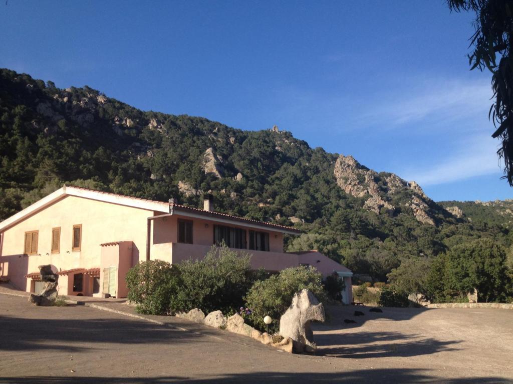 ein Gebäude mit einem Berg im Hintergrund in der Unterkunft Agriturismo Monte Pino in Telti